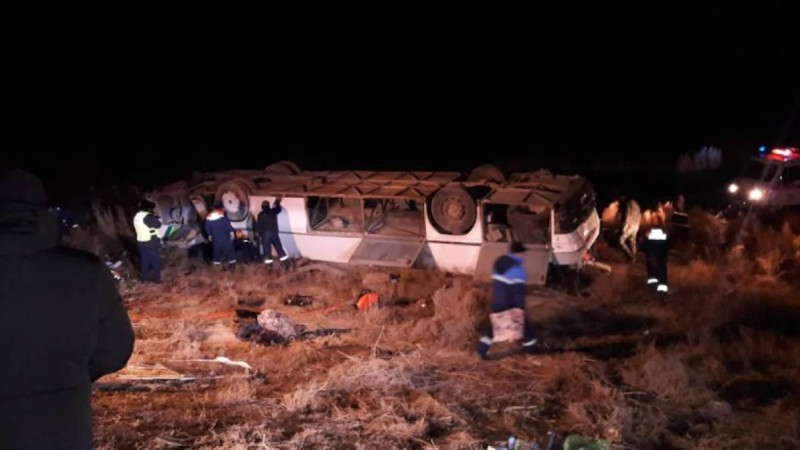 Қызылордада автобус аударылып, 8 адам қаза болды.