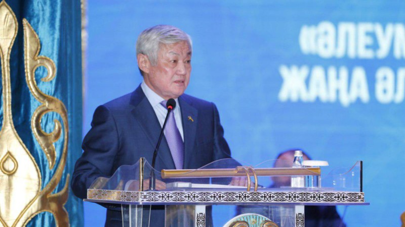 Үкімет адамдары президенттің тапсырмасын атыраулықтарға түсіндіріп жүр.