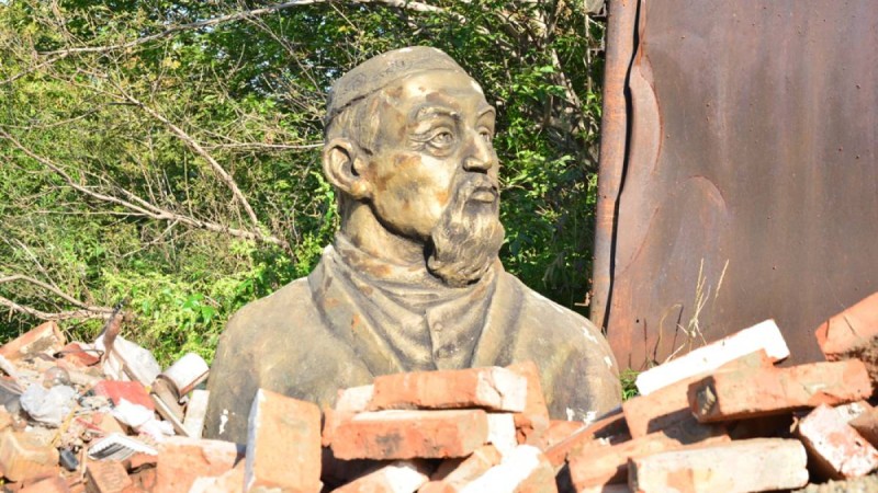 Абайдың басы қоқыстың ішінде жатыр.