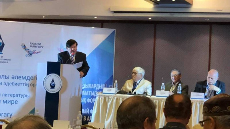 Шаханов пен Исабеков орысша сөйледі.