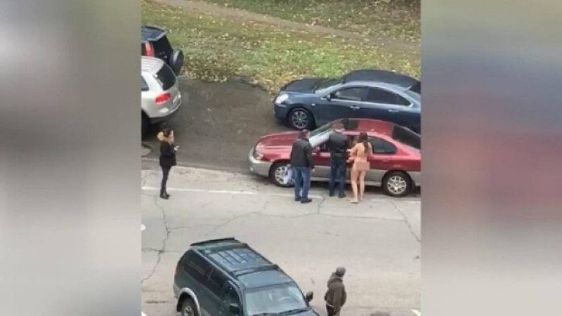 Тыр жалаңаш әйелді көрген жұрт сасып қалды (видео).