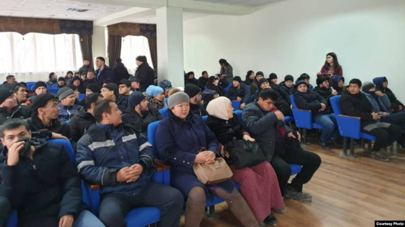 200-ге жуық Жаңаөзендік жергілікті әкімдікке талап қойып отыр.