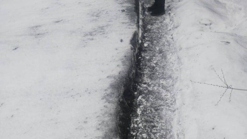 Өскемендіктер қардың қарайып кеткеніне шағымдануда.