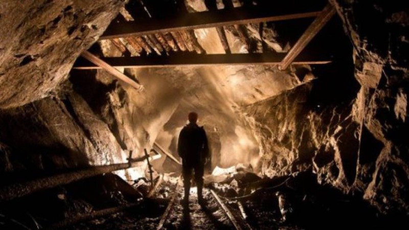 Риддерде тау жынысы опырылып, шахтер жер астында қалды.