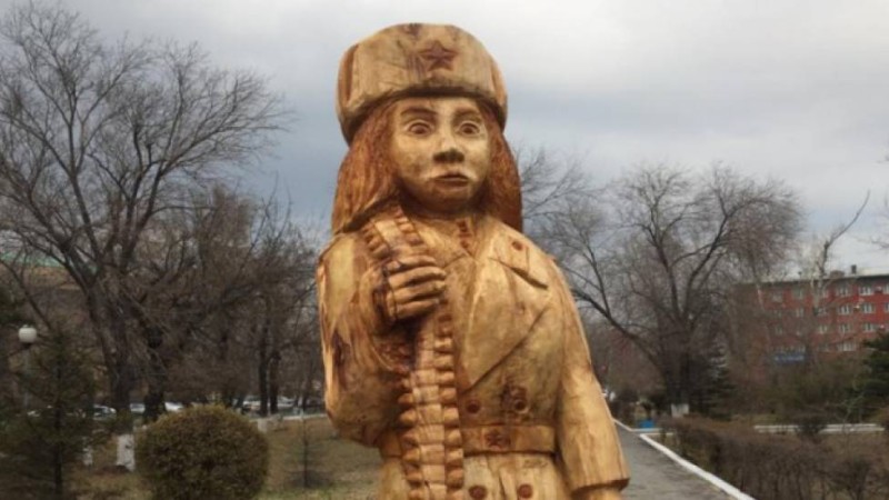 Семей әкімдігі: Мәншүк Мәметова мүсіні алынып тасталды.