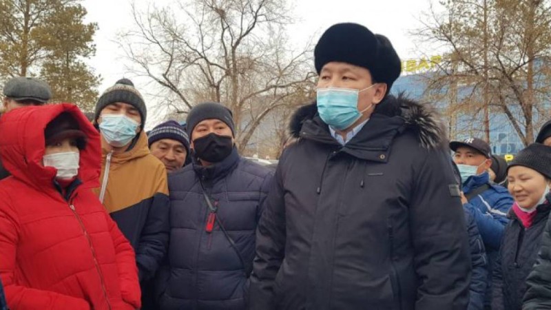 Шахаровтың уәдесі: Ақтөбеде ереуілге шыққан жүргізушілер қала әкімімен кездескеннен кейін тарап кетті.