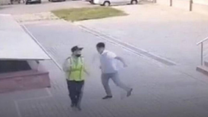 Алматыда қызметкерін қуалап жүріп сабаған полицей жұмыстан шығарылды.