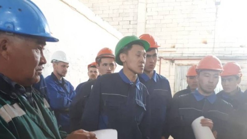 Ақтөбедегі зауыт жұмысшылары: Үйге қалай барамыз? Аштық жариялаймыз!.