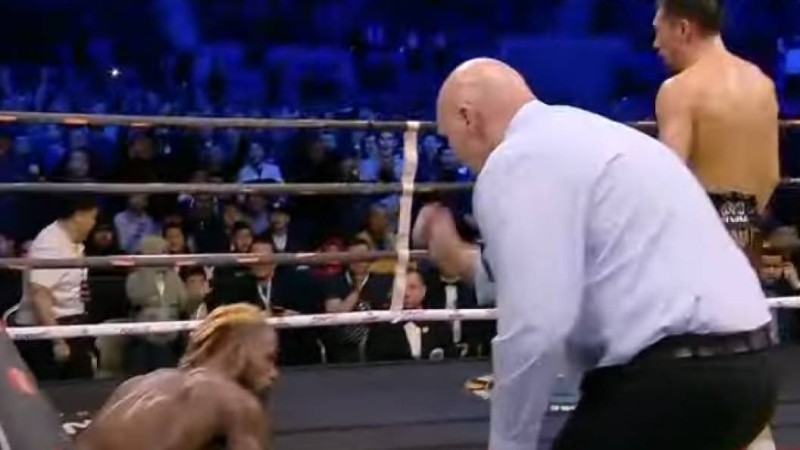Жәнібек Әлімханұлы чемпиондық белбеулерін сәтті қорғады.