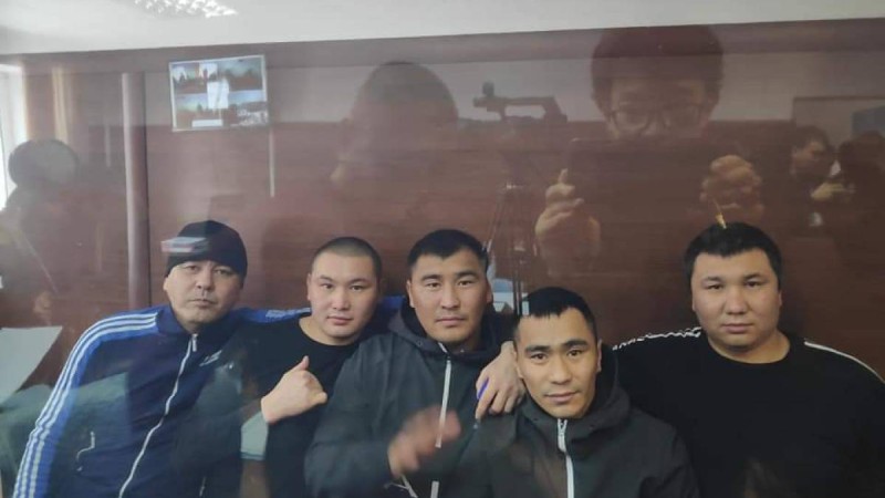 Қытай жұмысшыларын сабады делінген бес қазақтың соты басталды.