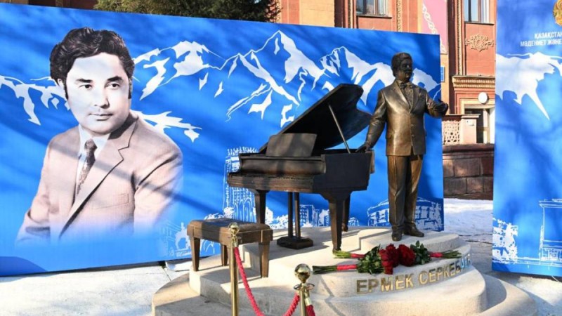 Алматыда Ермек Серкебаевтың ескерткіш қойылды.