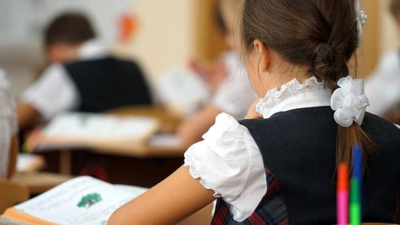 Елімізде мектептер дәстүрлі форматқа көшуі үшін ұстаздар вакцина алуға міндетті.