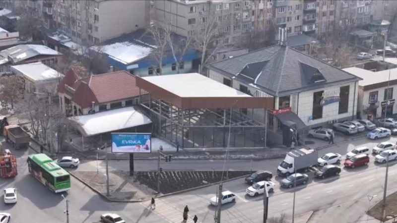 Шымкентте заңсыз салынған нысандар бұзылуда.