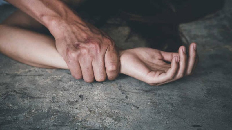 Сотталған әйел колонияда зорланғанын мәлімдеді.