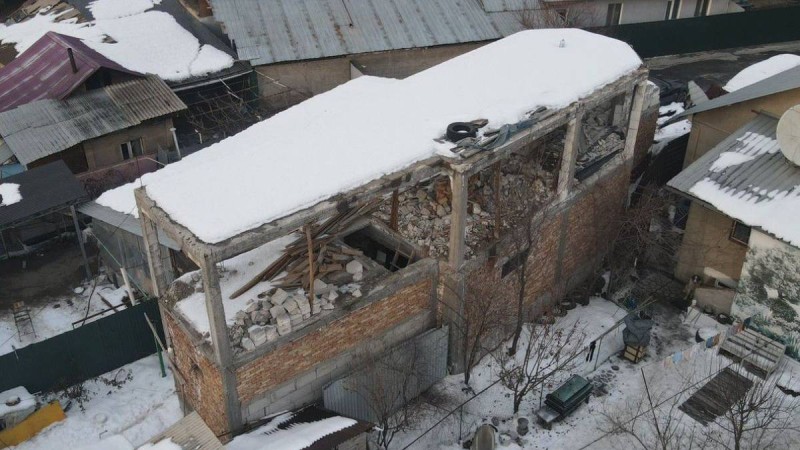 Алматыда кезекті заңсыз нысан бұзылып жатыр.