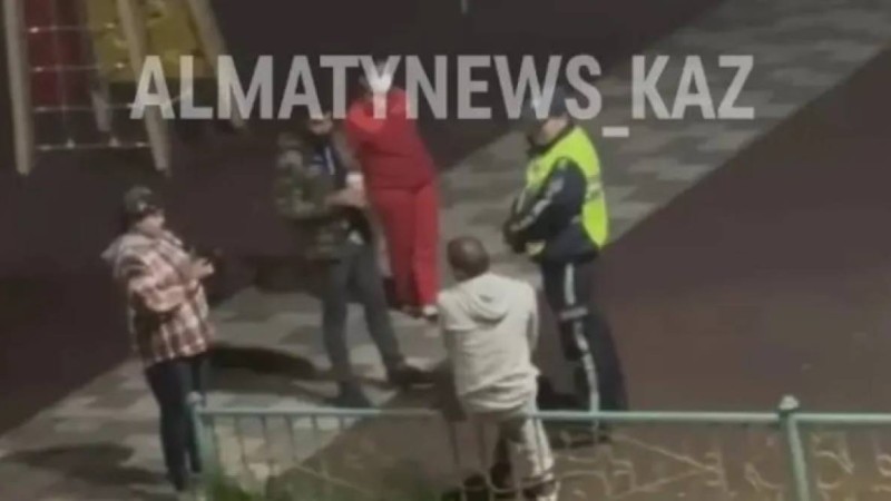 Алматыда балалардың ойын алаңында ер адамды бауыздап кетті.