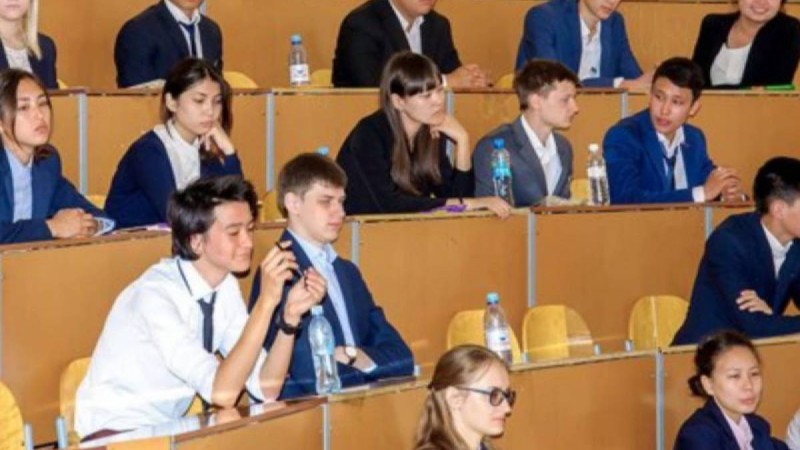 Депутаттар үкіметтен мектепте емтихан өткізбеуді талап етті.