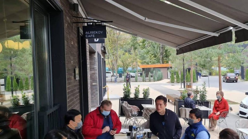 Цой өзін мақтайтын орыс тілді блогерлермен кездесті.