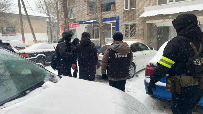 Кәсіпкерден миллион доллар бопсалағандар ұсталды.