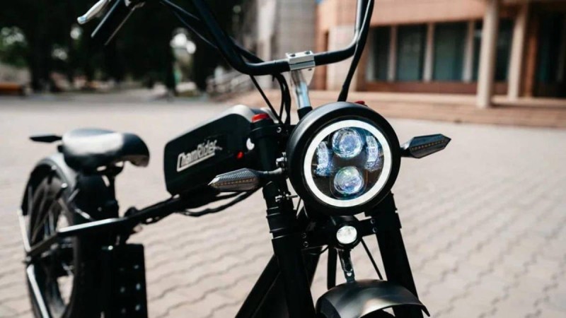 Жетісу университетінің ғалымдары смарт электромотоцикл моделін шығарды.