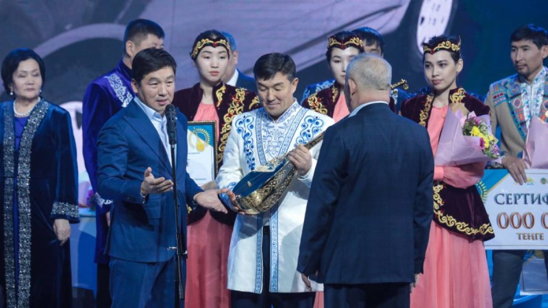 «Алтын домбыра» ақындар айтысының бас жүлдесі Бекарыс Шойбековке бұйырды.