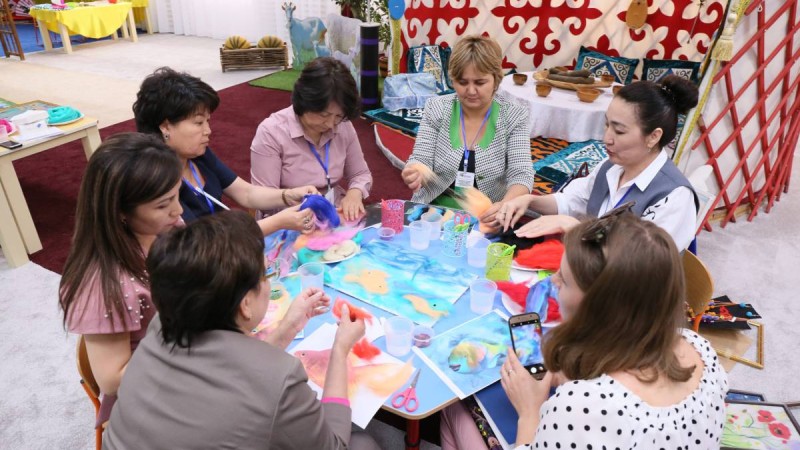 Мектепке дейінгі ұйымдар қызметкерлері тәрбие берудің инновациялық әдістерін зерделеуде.