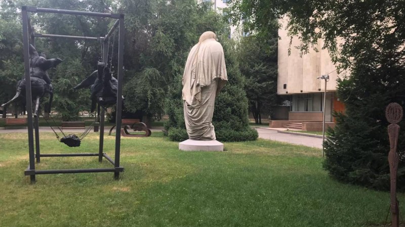 Даулы мүсінді Алматы әкімшілігі ел көзінен тасалап, бүркеп тастады (фото).