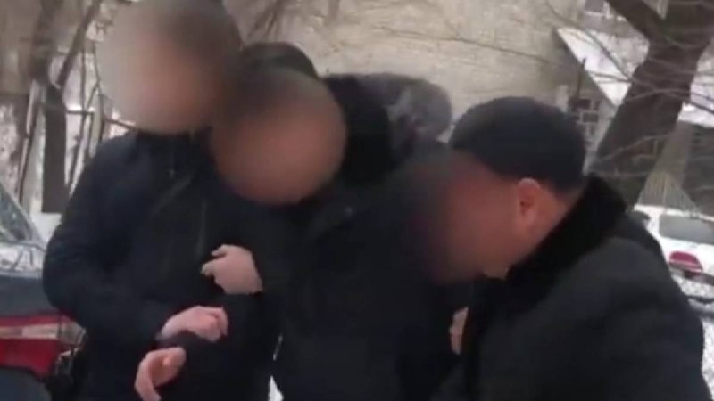 «Жамылғыға оралған ақшалар»: Алматының бас ұстазын ұстау сәтінен видео жарияланды.