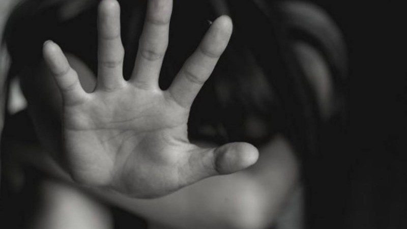 13 жастағы қызды зорлаған полицейге үкім шықты.