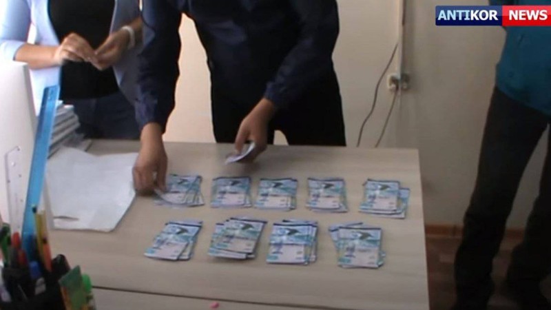 «Нұр Отанның» депутаты пара алды деген күдікке ілінді.