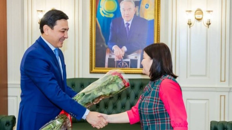 Алтай Көлгінов Жансая Мусинаға екі бөлмелі пәтер беріпті.