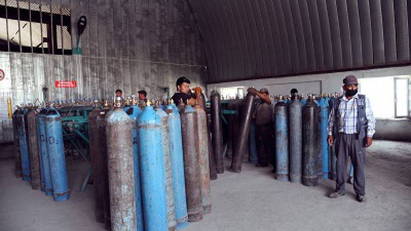 «Жақыным қатты қиналып жатыр, тез баллон толтырып беріңізші!».