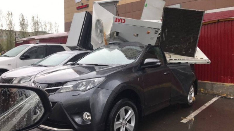 Астанада дауылдан кран құлап, түрлі құрылыс заттары ұшып, көліктер қирады (видео).