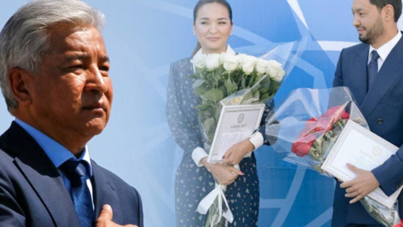 Тасмағамбетов пен қызы Атырауға көмектесіп жатыр.