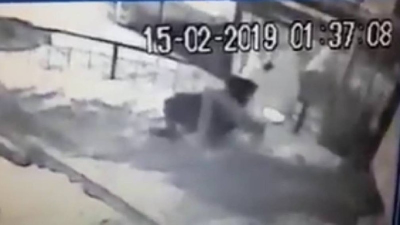 Алматыда адам тонағандардың қылмысы видеоға түсіп қалған.