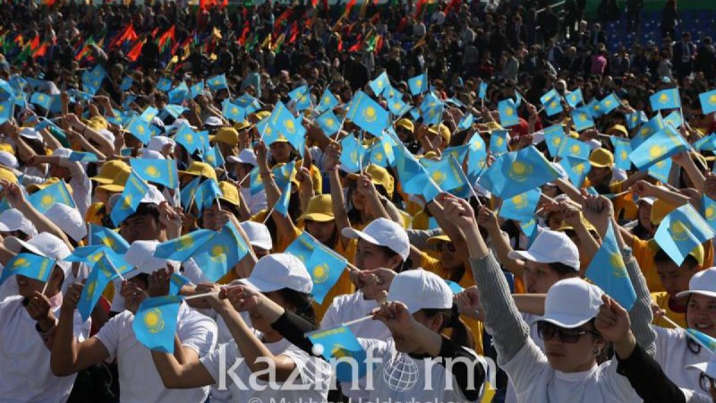 «Қоғамдық кұндылығымыздың бәрі саяси жүйемен бірге іріп-шіріген».