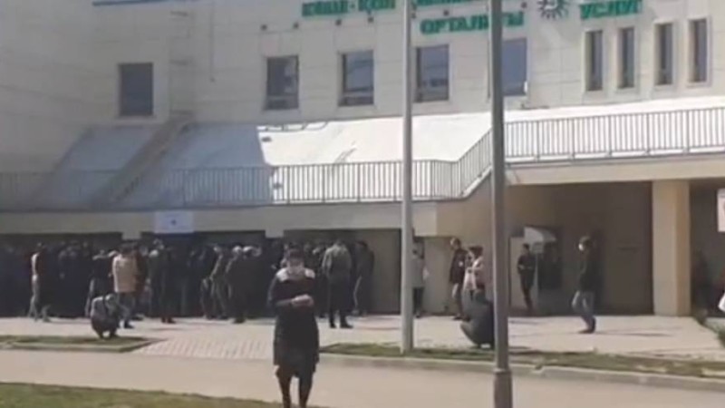 Алматыдағы Нұркент ықшам ауданында адамдар ұзын-сонар кезекте тұр (видео).