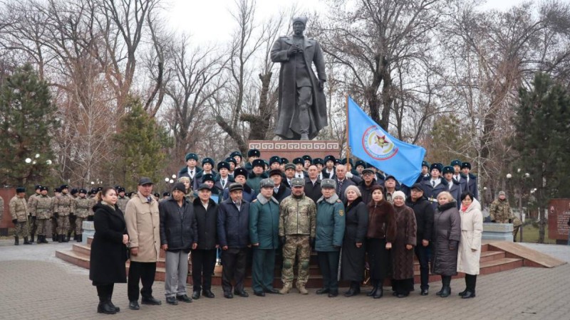Шымкентте генерал Сабыр Рахымовты еске алды.