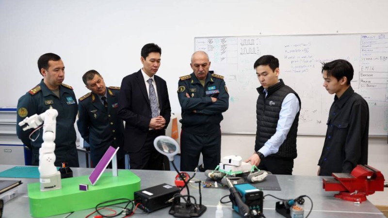 Роботтар мен дрондар: Қорғаныс министрі студенттердің әзірлемелерін жоғары бағалады.