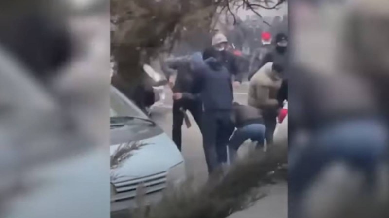 Алматыдағы алаңда қару таратқандардың ісі туралы хабарланды.