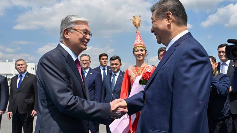 Тоқаев Си Цзиньпинді Астана әуежайынан қарсы алды.