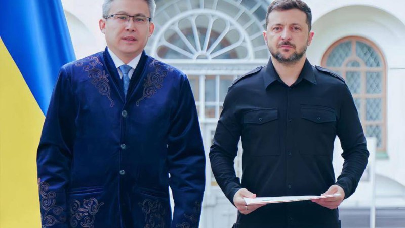 Қазақстан елшісі Зеленскийге сенім грамоталарын тапсырды.