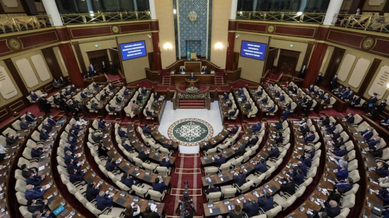 Парламент депутаттары демалысқа шықты.
