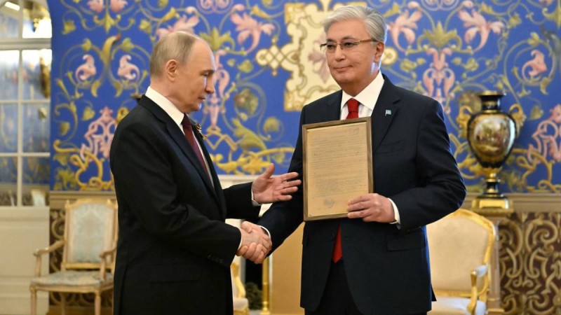 Путин Қазақстанға Кемел Тоқаевтың марапат парағын табыстады.