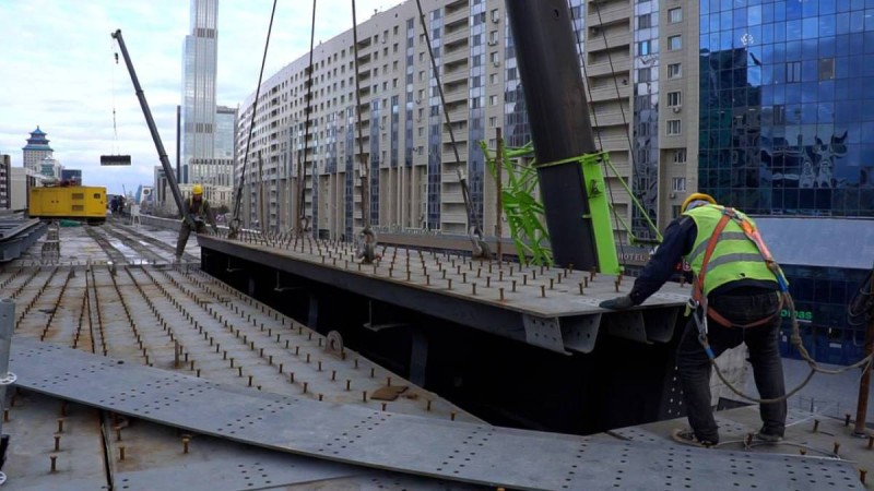 LRT эстакадасының арқалықтарын төсеу кезеңі аяқталды.