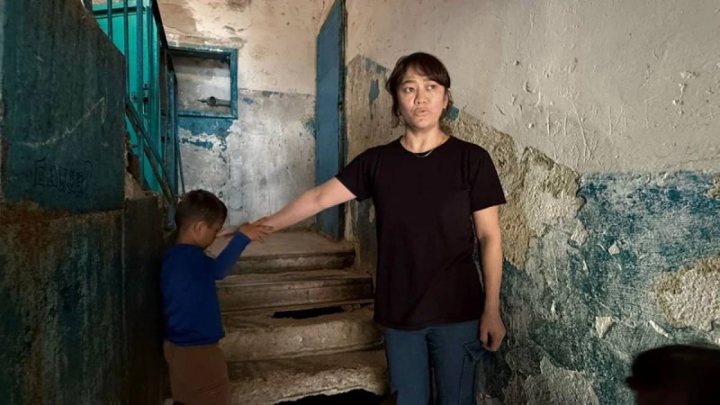 Ақтөбе әкімдігі көпбалалы ананы көгерген жатақханаға орналастырған.