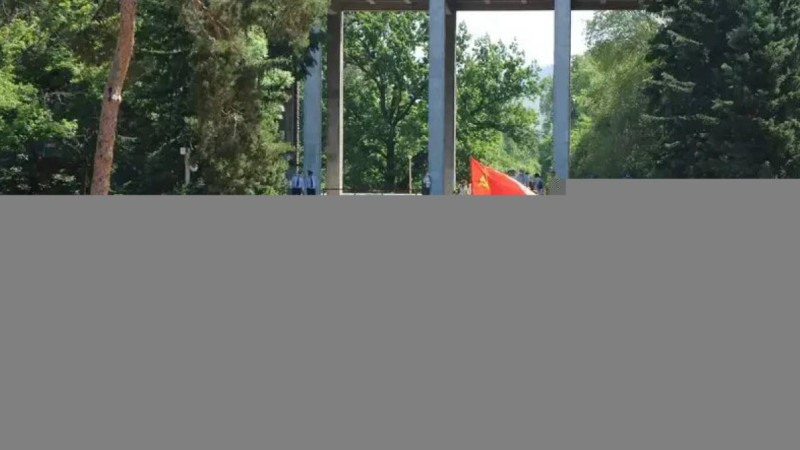 9 май және қызыл жұлдыз белгісі бар қызыл ту көтеру арандатушылық па?.
