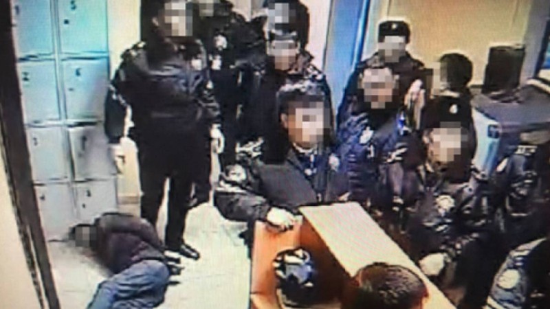 Ақтөбеде ұсталған азаматты тепкілеген 10 полицей жұмыстан шығарылды (видео).