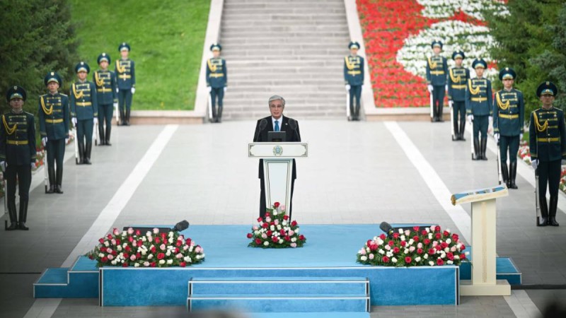 Президент Мемлекеттік ту көтеру рәсіміне қатысты.