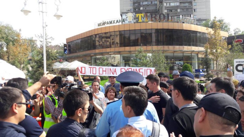 Алматыда 50 шақты адам Қытай экспансиясына қарсы акция шықты.